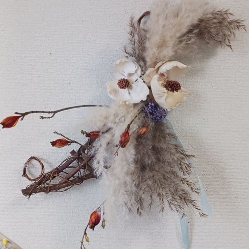 送料無料）ドライフラワークレッセントリース パンパスグラスと