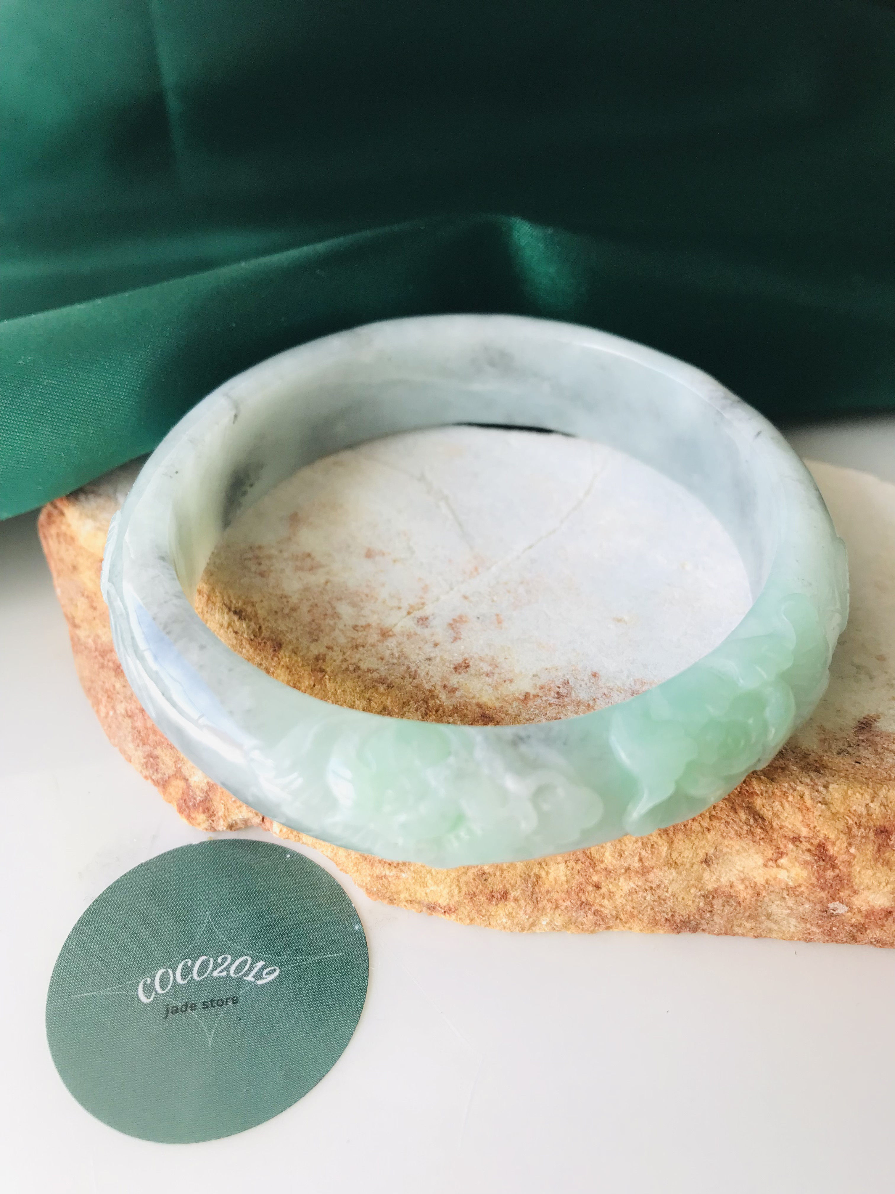 【B1010-053】ジェイド　翡翠　ヒスイ　バングル　ミャンマー産　彫刻　アップルグリーン　ブラック　58.9mm