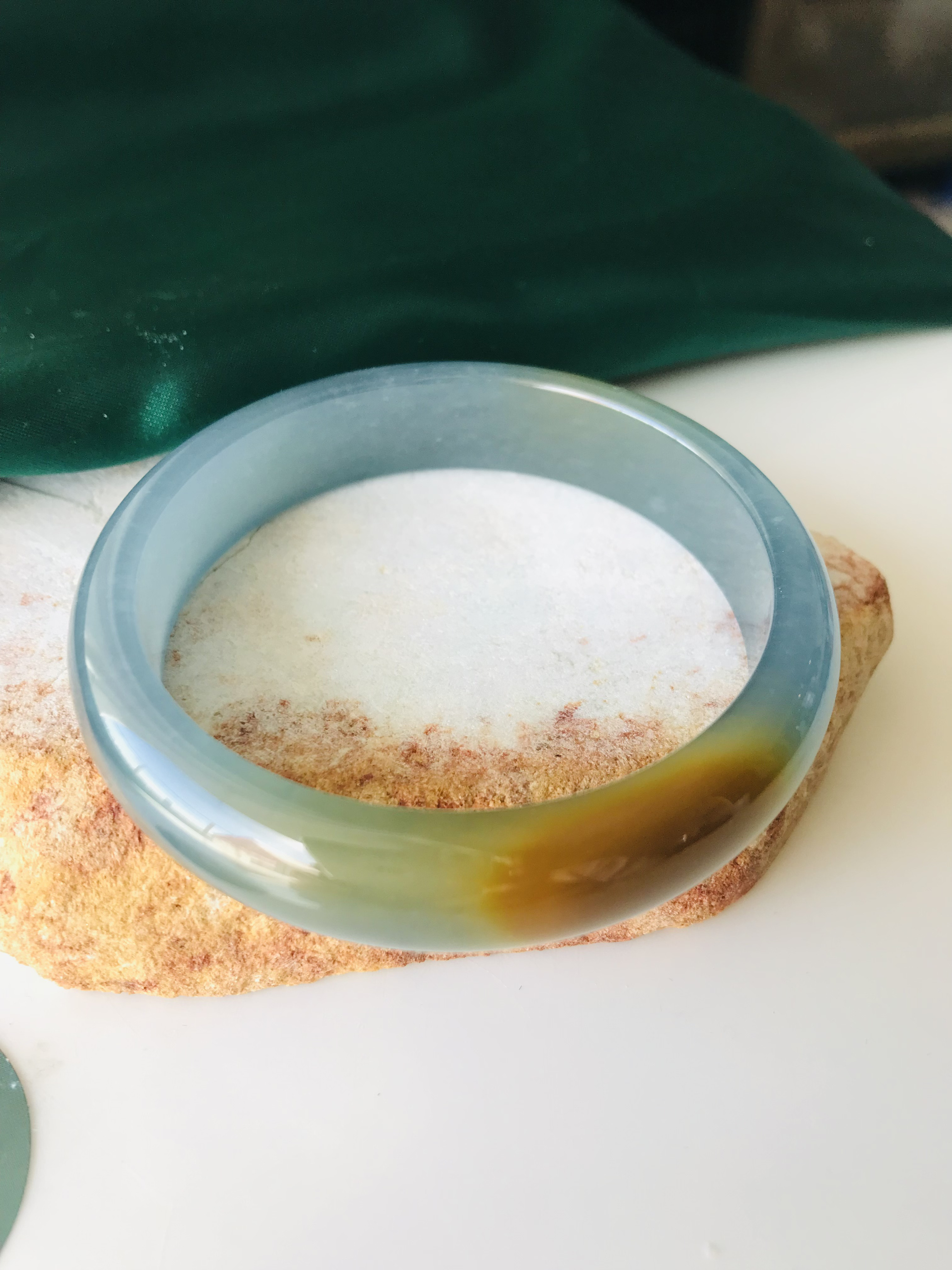 【B4010-054】ジェイド　翡翠　ヒスイ　バングル　グアテマラ産　アイスブルー　ダークイエロー　54.1mm