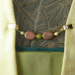 天然石　ストール、カーディガンクリップ「ロードナイトとペリドット」　ゴールド仕立て　ジレに　羽織留に　天然石 15枚目の画像