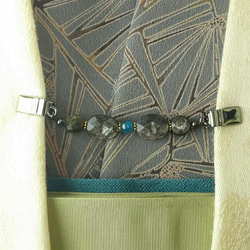 天然石　ストール、カーディガンクリップ「モスコバイトブラックとアパタイト」　ジレに　羽織留　天然石　和風　光る石 14枚目の画像
