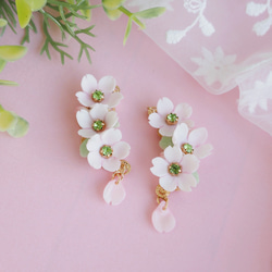 花びら揺れる・３つの桜のピアス 9枚目の画像