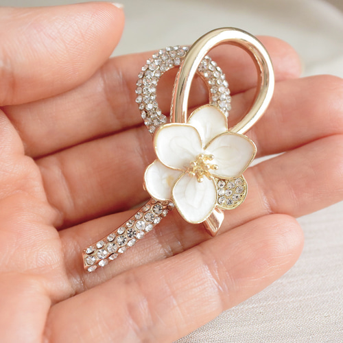 花のハート型イヤリング、リボンと花のブローチセット 選べる花飾りのノット結びリボンブローチ 入園入学 卒園卒業 ブローチ