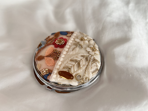インド刺繍　リボン　コンパクトミラー　鏡　ピンク×ホワイト 3枚目の画像