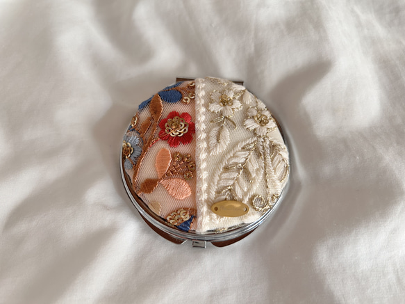 インド刺繍　リボン　コンパクトミラー　鏡　ピンク×ホワイト 2枚目の画像