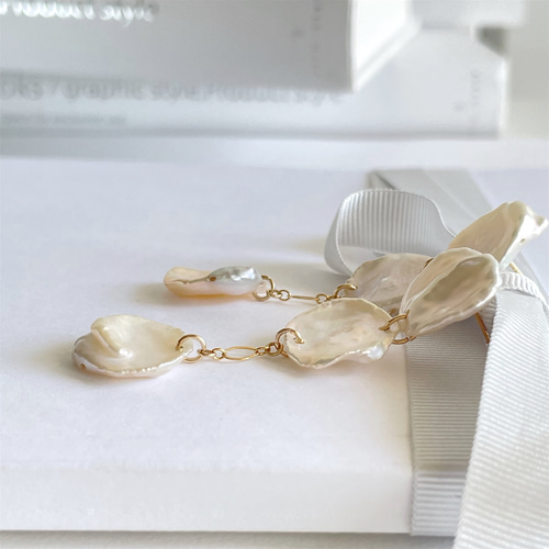 桜の花びら ペタルパールの揺れるピアス (K14gf) ピアス（スタッド・一 