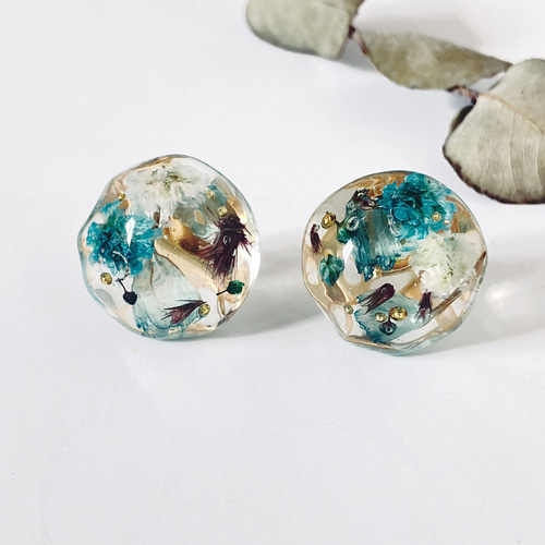 ピアス レジン かすみ草 青 パール チャーム 水色 結婚式 ドレス