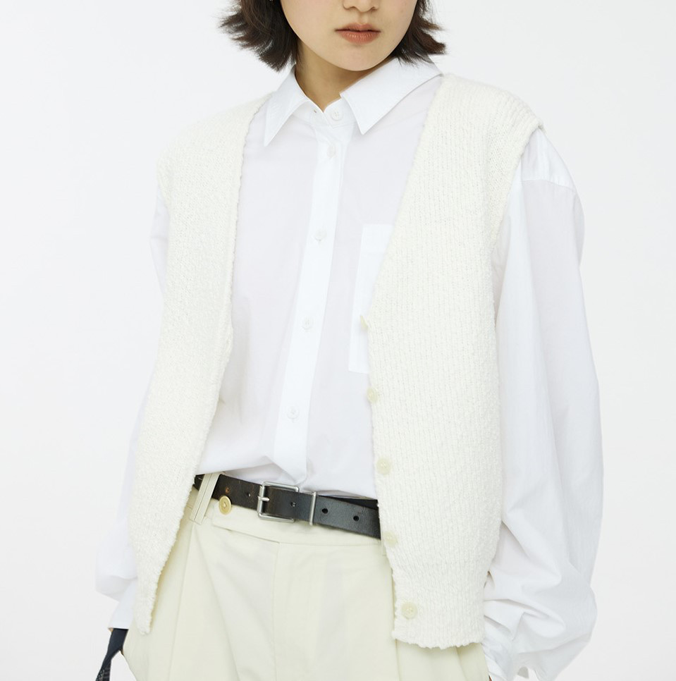 【即納】カーディガン感覚をもっと気軽に ボタン付きニットベスト ホワイト