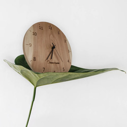 【新作】デザインオーダー可　木製時計　電波時計　ウォールクロック　ナチュラル　無垢材　削り出し　桂 2枚目の画像