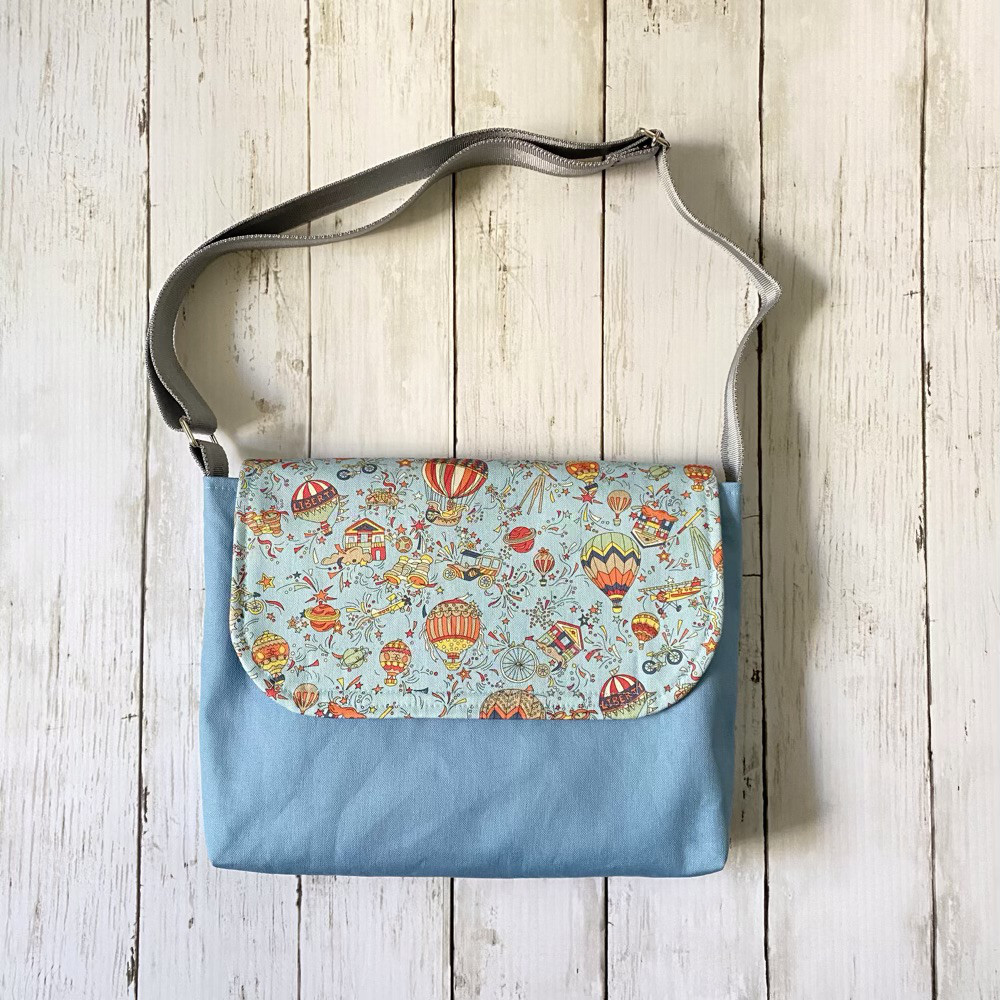 ブルー帆布のシンプルなショルダーバッグ 　通園バッグにも　親子でお揃いも