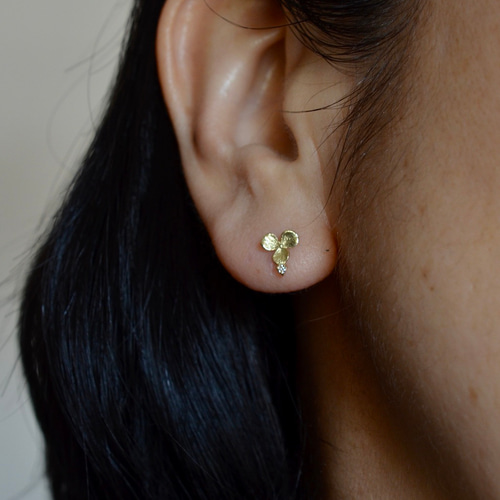 K18片耳ピアス クローバー三つ葉 ピアス（スタッド・一粒） Mitu