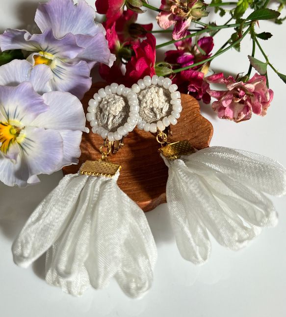 花刺繍ビーズイヤリング　ふんわりシフォンチャーム 1枚目の画像