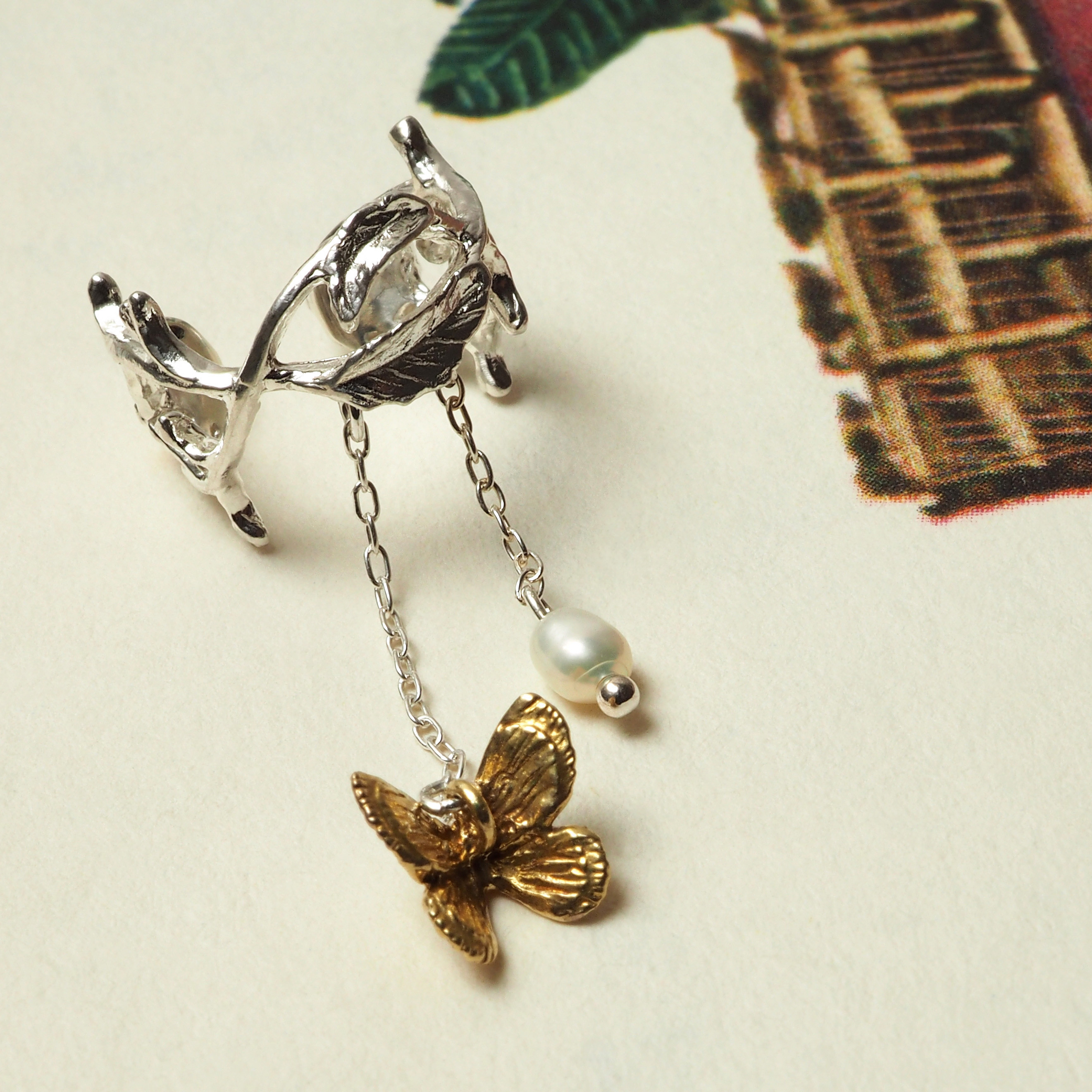 【冬のプレゼント企画開催中】ナズナとシジミチョウのイヤーカフ（受注制作）