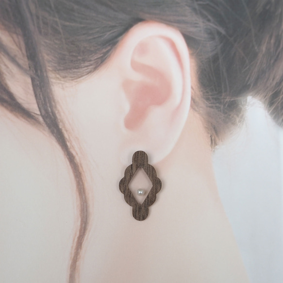 ピアス　floating rhombus　木材：ウォルナット　受注制作（制作期間3日～） 2枚目の画像