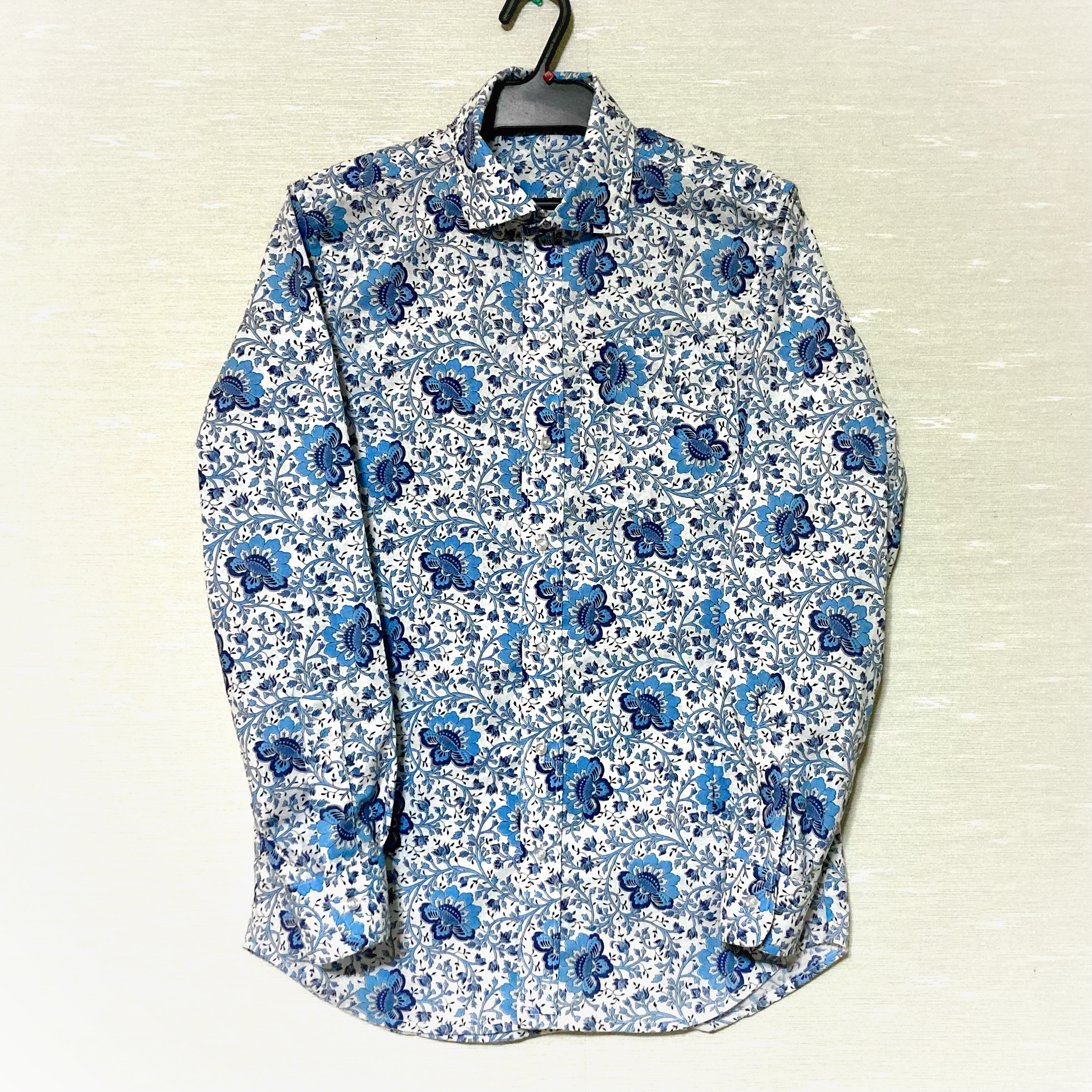 Playful Chic ｜メンズMサイズ｜ホワイト×ブルー｜ボタニカル柄シャツ｜ハンドメイド｜一点もの｜個性的