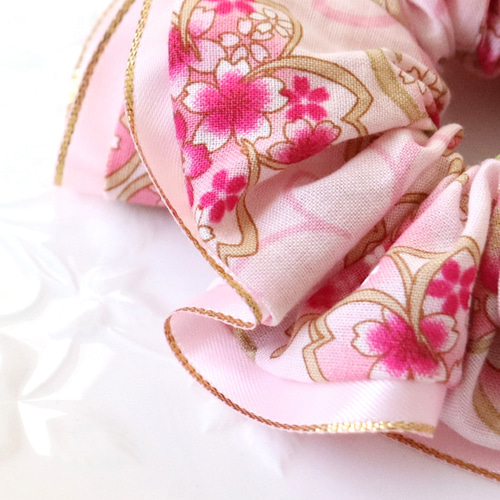 和柄】華やかなラメ入り☆大人可愛いサテンリボン付きのシュシュ 和柄】華やかなラメ入り☆大人可愛いサテンリボン付きのシュシュ