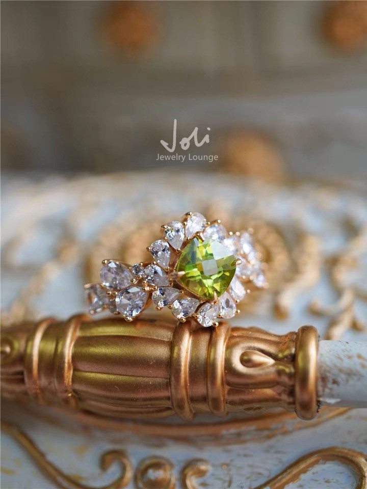 【ロイヤルワルツ】 天然ペリドット キラキラ レトロ リング 指輪 グリーン ヘイローリング フラワー 花