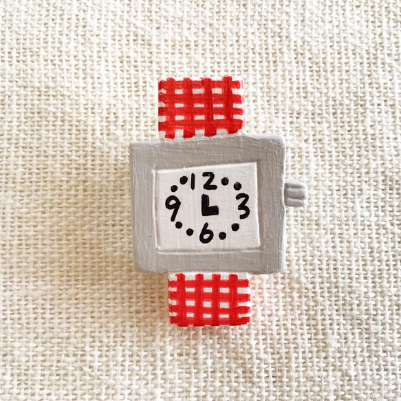 （送料無料）粘土ブローチ 「腕時計　四角　赤いギンガムチェック」 1枚目の画像