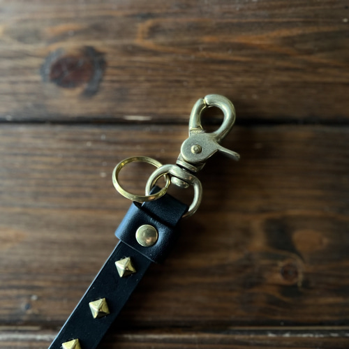 国産牛ヌメ革/レザースタッズ キーホルダー -真鍮ピラミッド