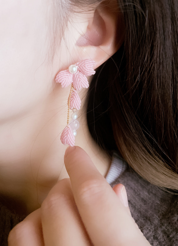 薄ピンクの揺れる花びら 桜ピアス 片耳用 2枚目の画像