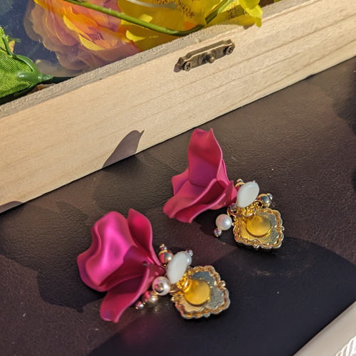 ペールピンク×ショッキングピアス、ひし形金縁ヴィンテージボタンと  