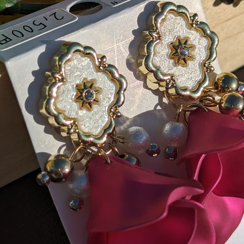 ペールピンク×ショッキングピアス、ひし形金縁ヴィンテージボタンと  