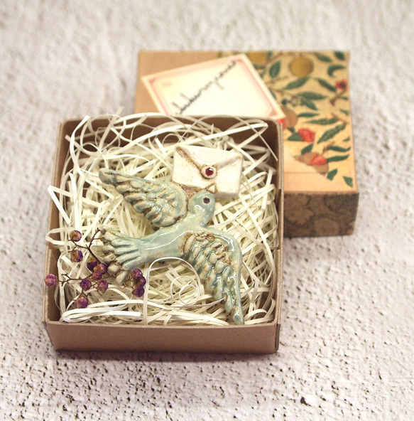 大人かわいい陶器のブローチ(手紙を運ぶ青い鳥) 1枚目の画像