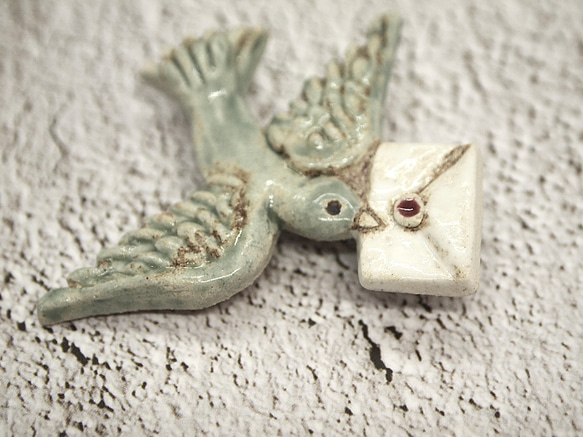 大人かわいい陶器のブローチ(手紙を運ぶ青い鳥) 4枚目の画像