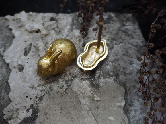 。默契之中。NO.09-3 瑞兔線香座 黃銅 第3張的照片