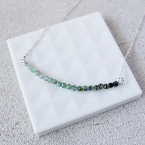 エメラルドのグラデーションネックレス