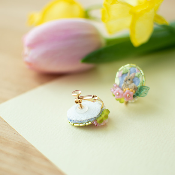 春うらら❇︎お花畑と子うさぎの刺繍ピアス/イヤリング　刺繍アクセサリー　 4枚目の画像