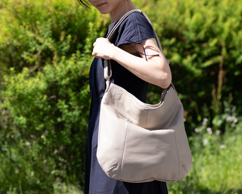 ✨美品✨DRESSTERIOR トートバッグ　本革　グレージュ　A4　自立 ✨美品✨DRESSTERIOR トートバッグ 本革 グレージュ A4 自立
