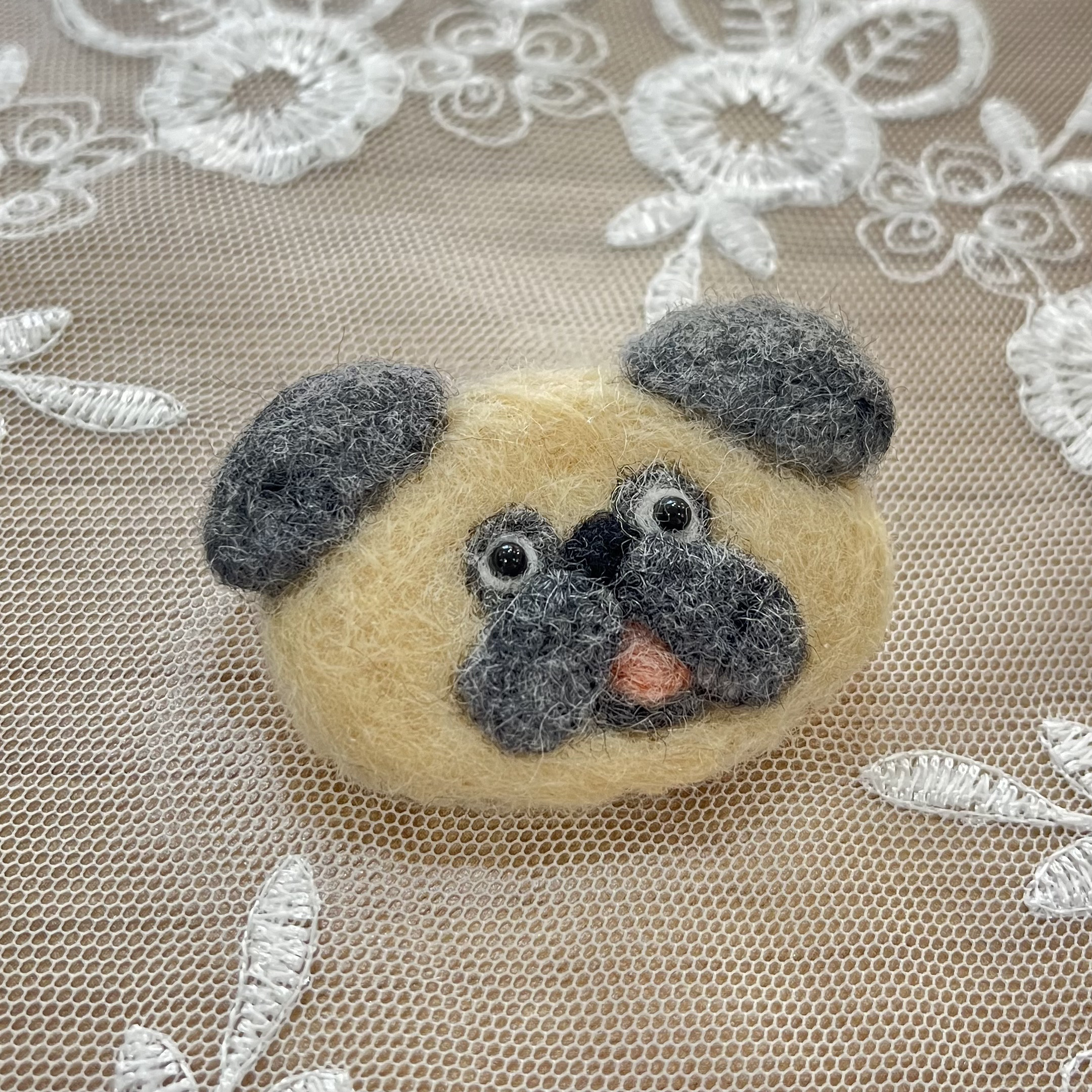 羊毛フェルト 温か パグちゃんのオーナメント