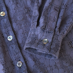 享受純粹的感覺♪ 適合休閒穿著的復古花卉蕾絲襯衫 (24s-05) 木炭色 第15張的照片