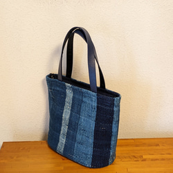 藍染め手織トートバッグ　(綿、裂織)、ファスナー25cm　 表：手織布　裏：綿100％ 4枚目の画像