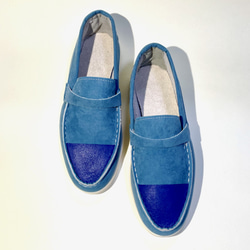 麂皮合成革風格純色雙色懶人鞋（薩克斯 x 霧面海軍藍）22.0cm~26.0cm 第1張的照片
