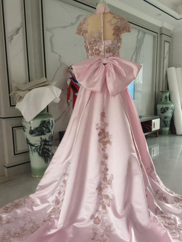 上品！カラードレス ピンク 高級刺繍 ハイネック 華やかなトレーン リボン 花嫁/披露宴 2枚目の画像