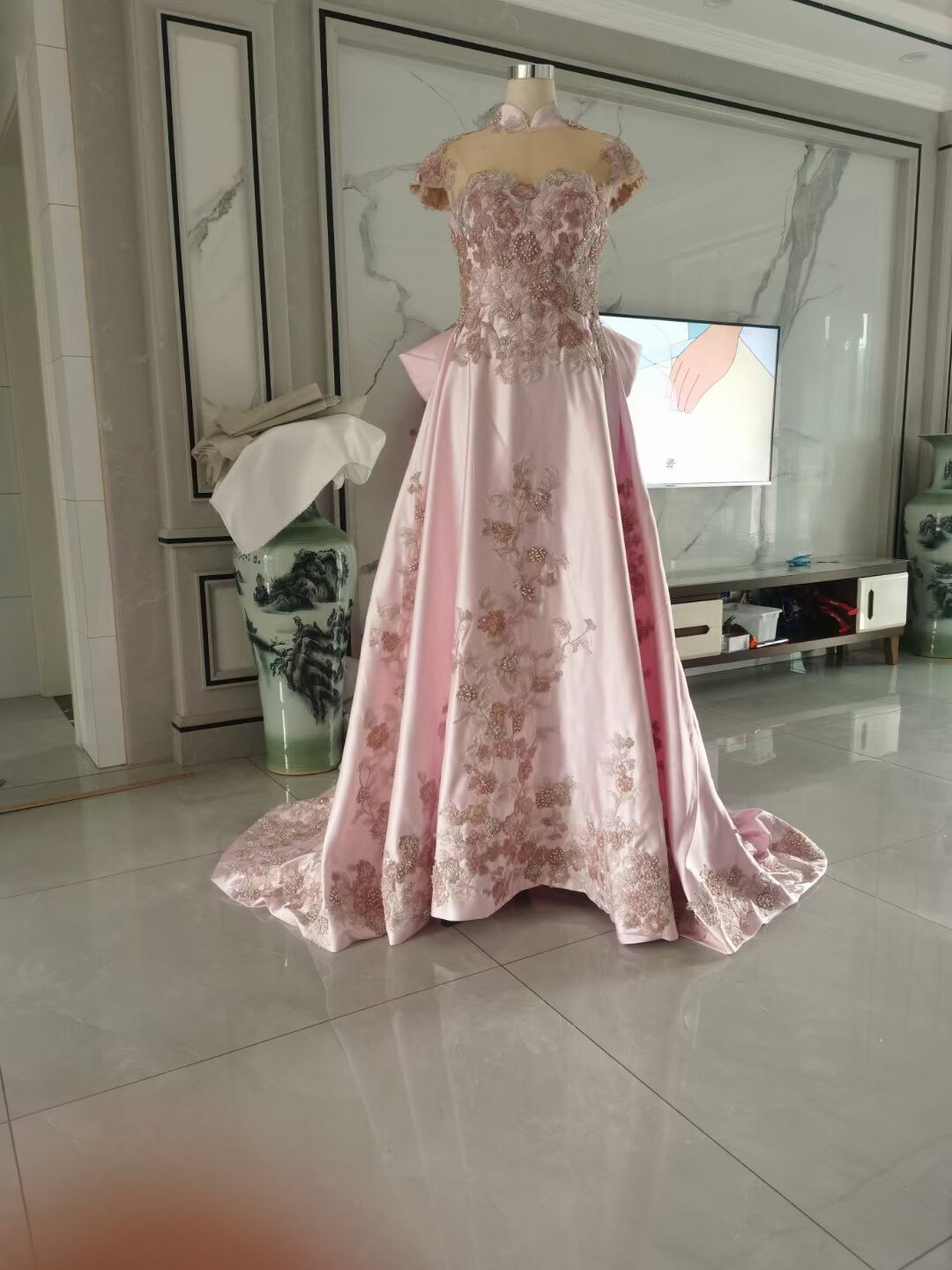 上品！カラードレス ピンク 高級刺繍 ハイネック 華やかなトレーン リボン 花嫁/披露宴