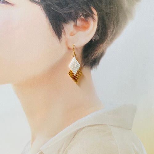 white×goldビーズステッチピアス イヤリング ひし形 シンプル