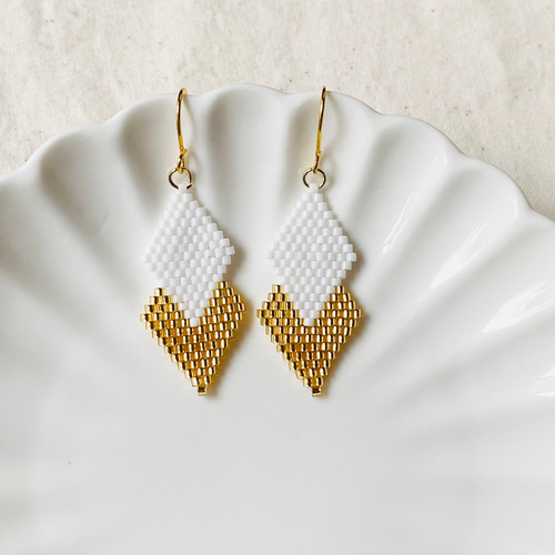 white×goldビーズステッチピアス イヤリング ひし形 シンプル