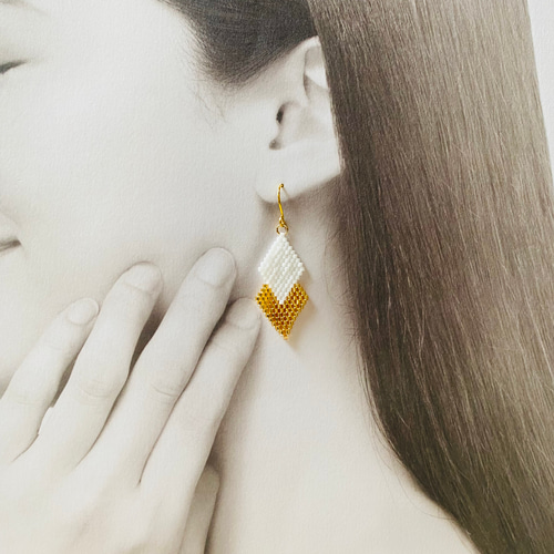 再販】white×goldビーズステッチピアス イヤリング ひし形 シンプル