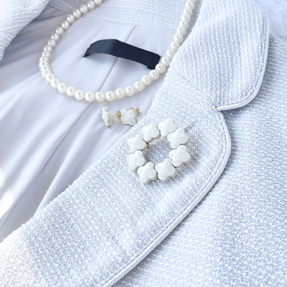 【2点セット】結晶ホワイト小花のリースブローチと揺れるコットンパールのピアス/イヤリング　母の日　結婚式　七五三 5枚目の画像
