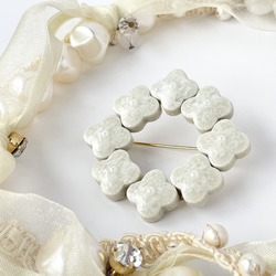 【2点セット】結晶ホワイト小花のリースブローチと揺れるコットンパールのピアス/イヤリング　母の日　結婚式　七五三 7枚目の画像