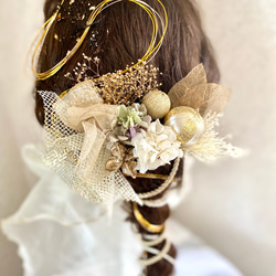 紫陽花と和玉の飾り紐付き髪飾り　オレガノグリーン　結婚式　卒業式　袴　成人式　振袖　紐アレンジ　金箔　水引付き 1枚目の画像