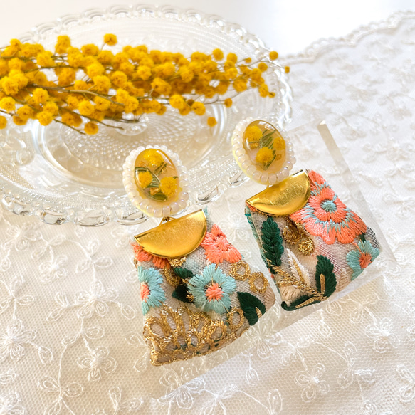 ミモザ*インド刺繍リボン　ライトベージュの耳飾り 1枚目の画像