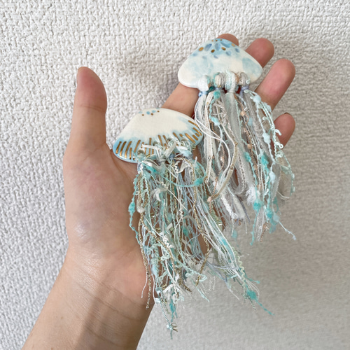 クラゲの陶器ブローチ 金彩入り/陶器製 海洋生物 くらげ 海月 ブローチ