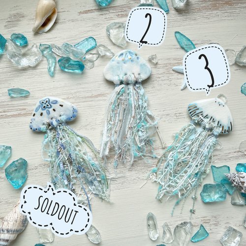 クラゲの陶器ブローチ 金彩入り/陶器製 海洋生物 くらげ 海月 ブローチ