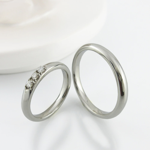 プラチナ シンプルライン 天然ダイヤモンドの美しい輝きが際立つ