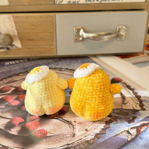 桃尻ヒヨコ アヒル 目玉焼き帽子付き 編みぐるみ 癒し系 かわいい