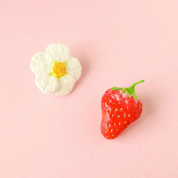 【Creema限定 春の福袋】苺と苺のお花のブローチセット 1枚目の画像
